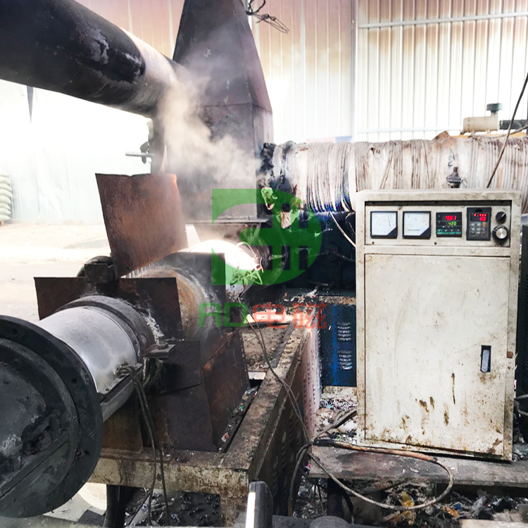 造粒機(jī)電磁加熱現(xiàn)場(chǎng)008.jpg 造粒機(jī)電磁加熱現(xiàn)場(chǎng)008.jpg